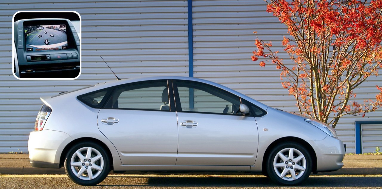 История серийных автопарковщиков началась с гибрида Toyota Prius образца 2003-го. Но до совершенства системе под названием Intelligent Parking Assist оказалось далеко. Процесс парковки занимал маленькую вечность. Фото: Toyota