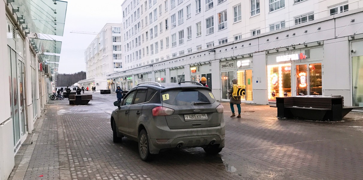 Пешеходы в жилой зоне имеют преимущество перед автомобилями. Фото: Денис Смольянов