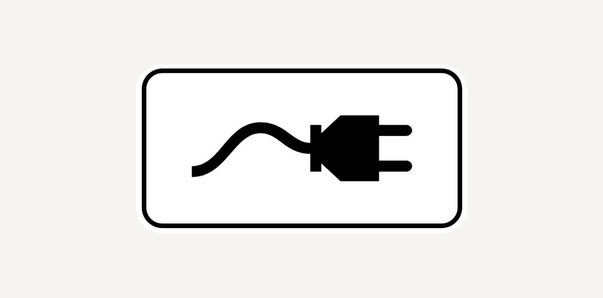 Знак 8.26 представляет собой стилизованный провод для подзарядки аккумулятора