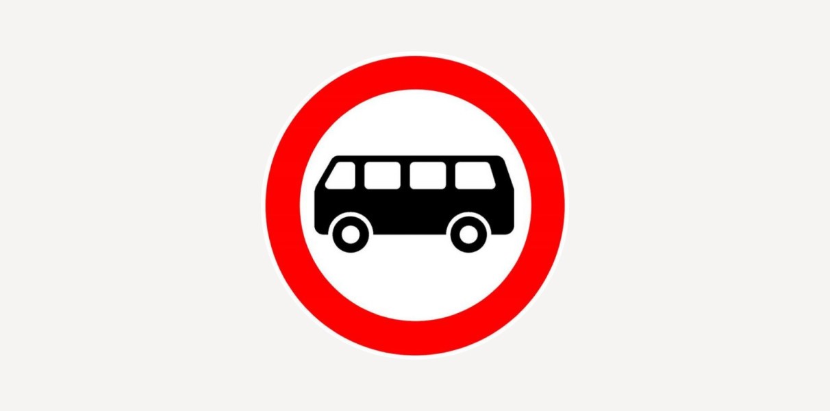 Знак 3.34 представляет собой стилизованный автобус, который нарисован в красном круге