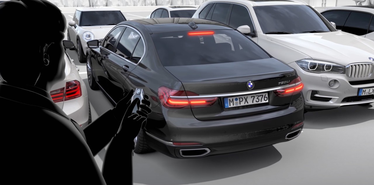 Некоторые модели премиальных брендов способны парковаться без водителя за рулём. Это может выручить вас, когда соседний автомобиль встанет слишком близко, заблокировав доступ к двери. Фото: BMW