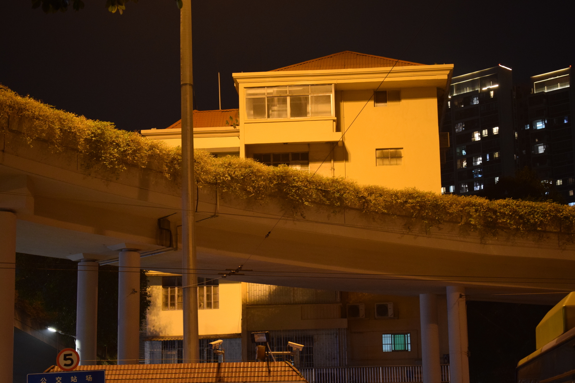 small_house_and_second_level_road.JPG