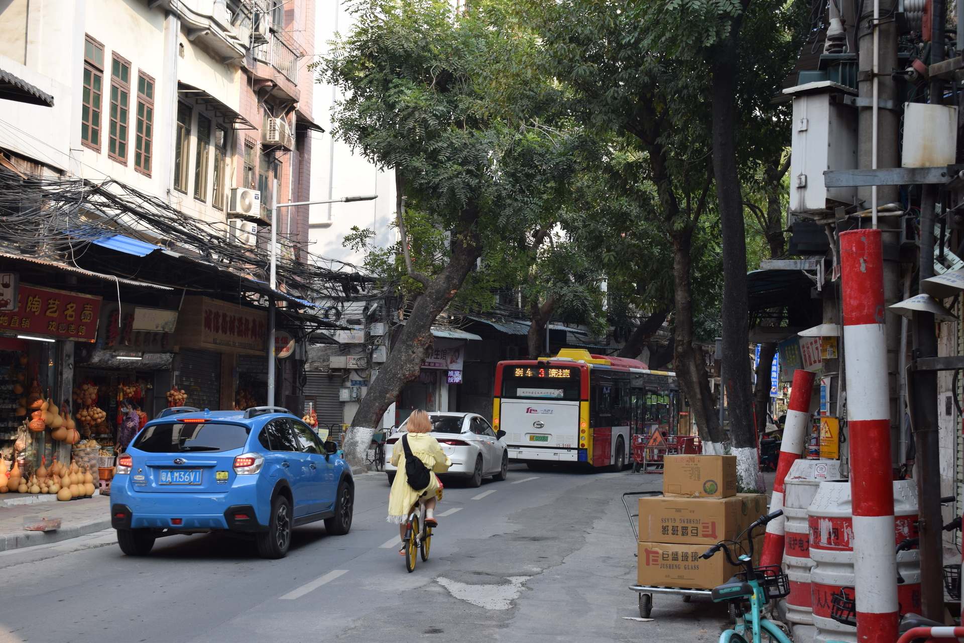 woman_on_bycicle_in_thin_street.JPG