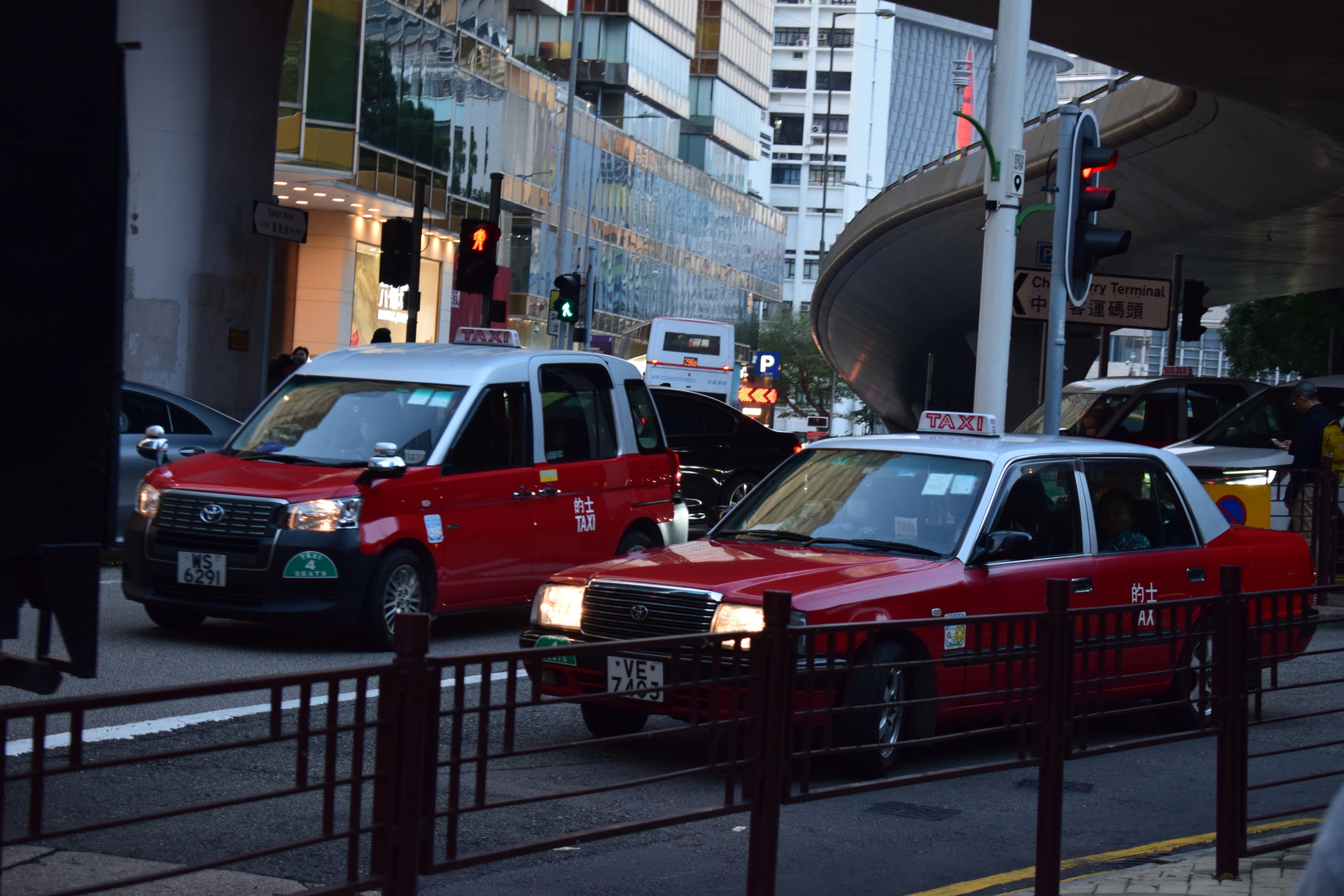taxi_bus_under_road