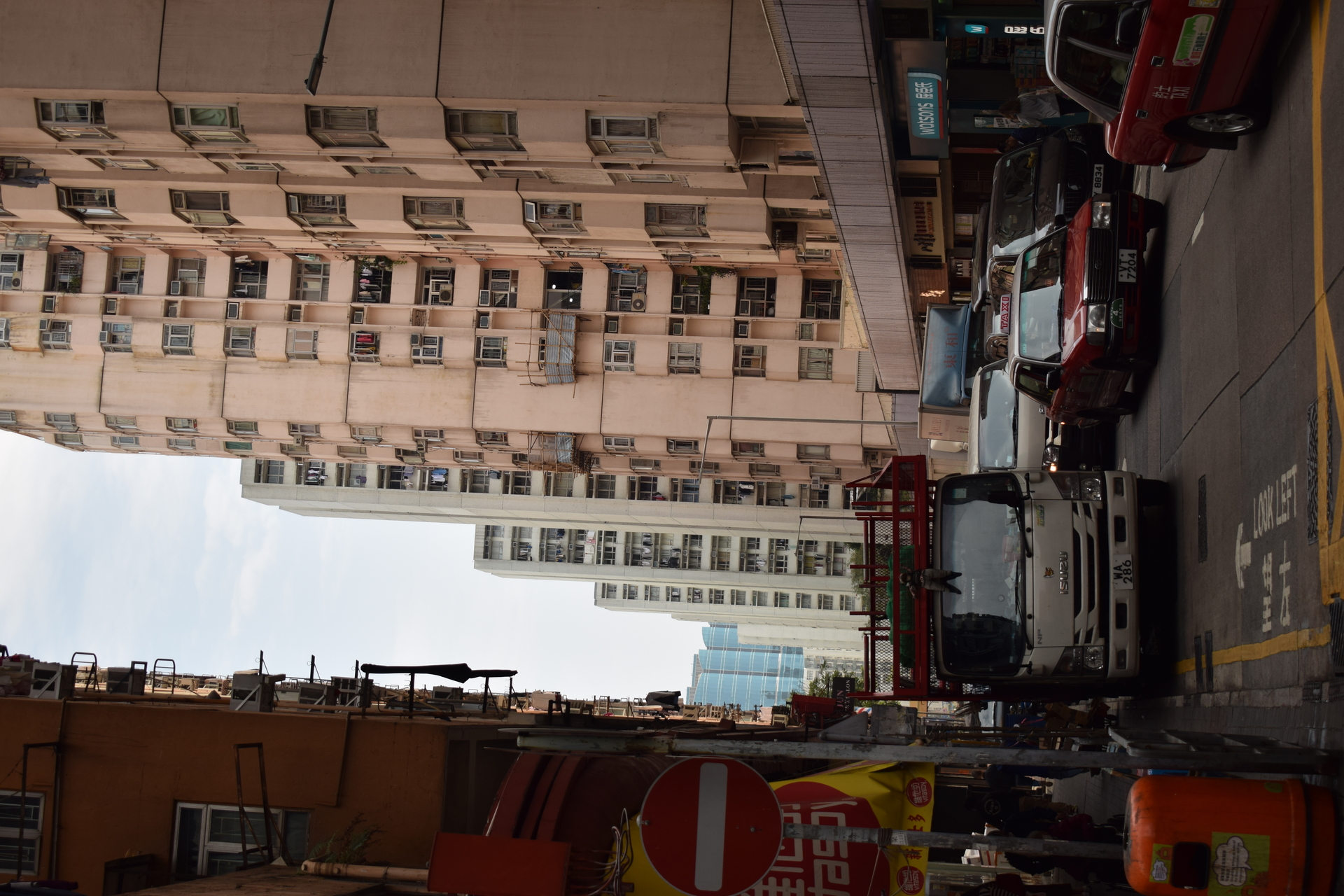 usual_tight_hongkong_street_2