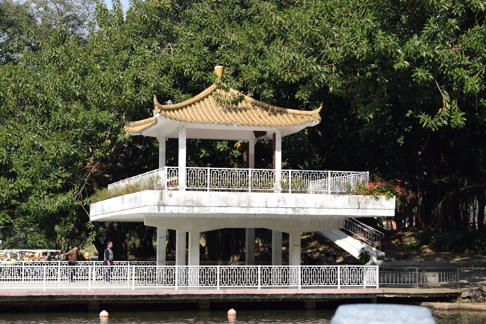 building_on_lake_in_park_near_kmall_2.JPG