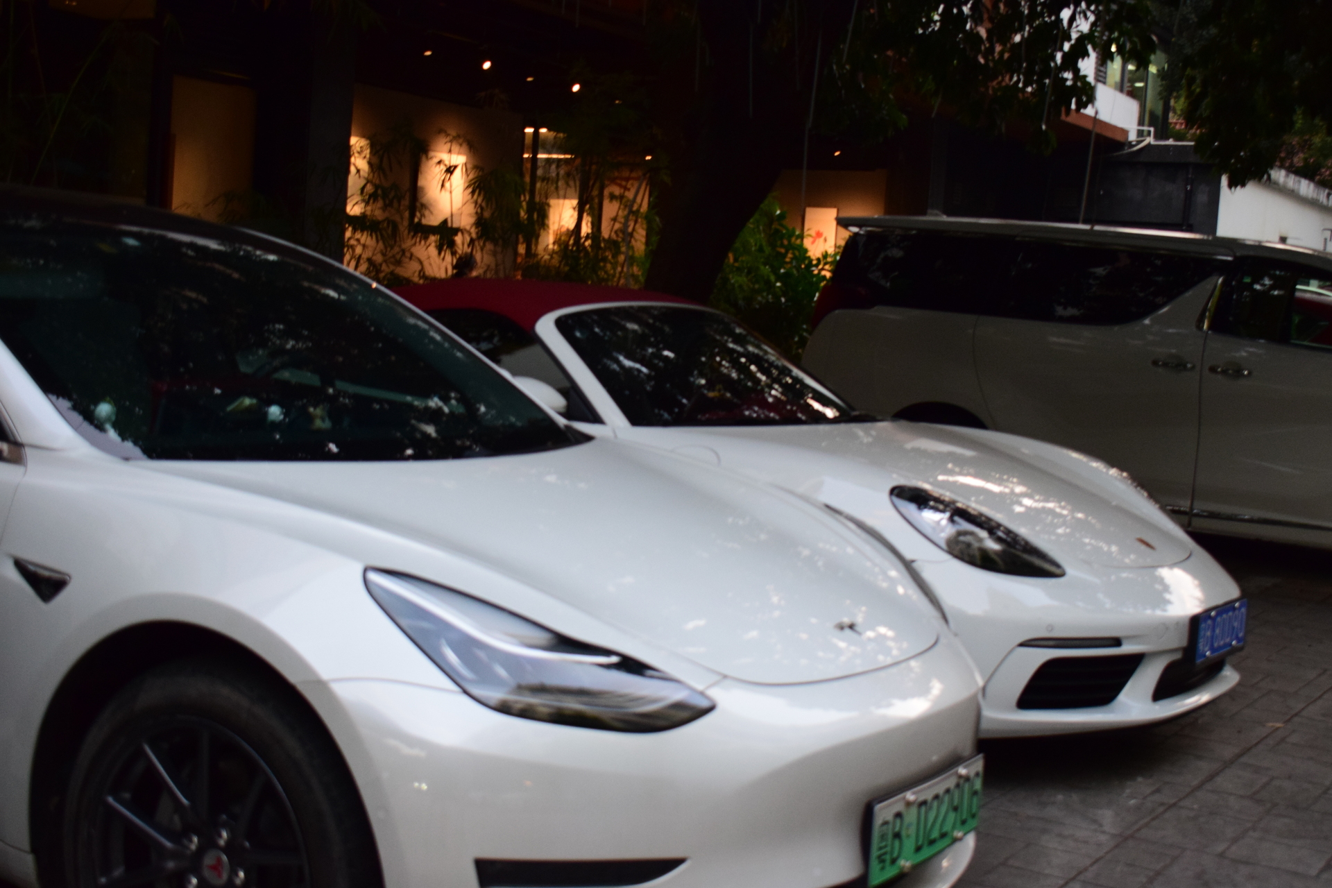expensive_cars_near_art_space.JPG