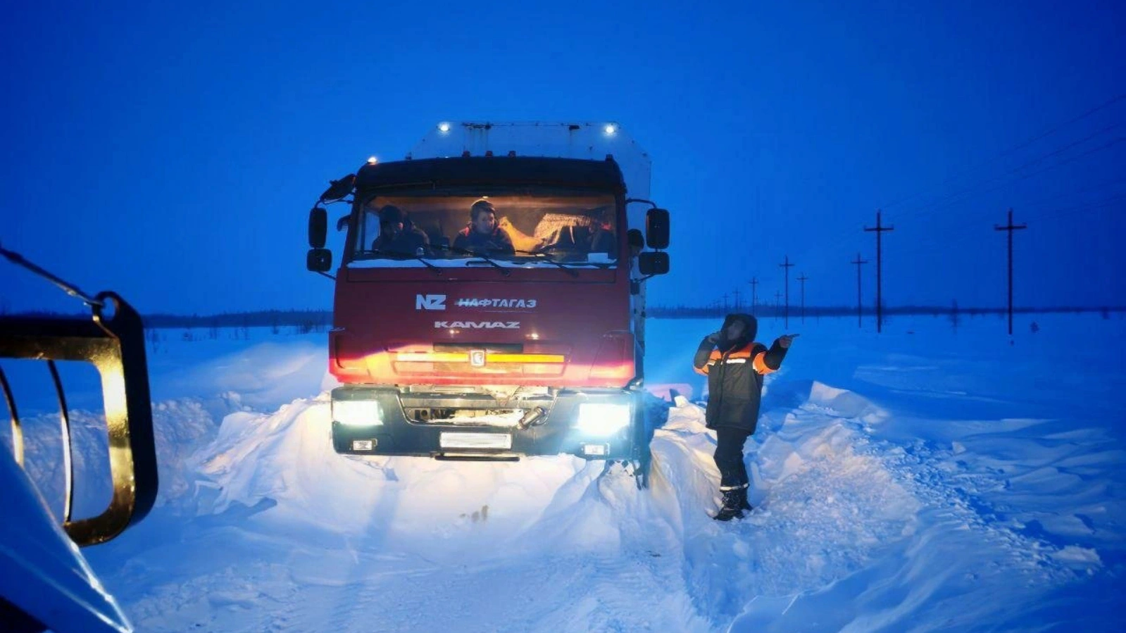 В ЯНАО сотрудники «Ямалспаса» нашли пять человек в занесенных снегом машинах