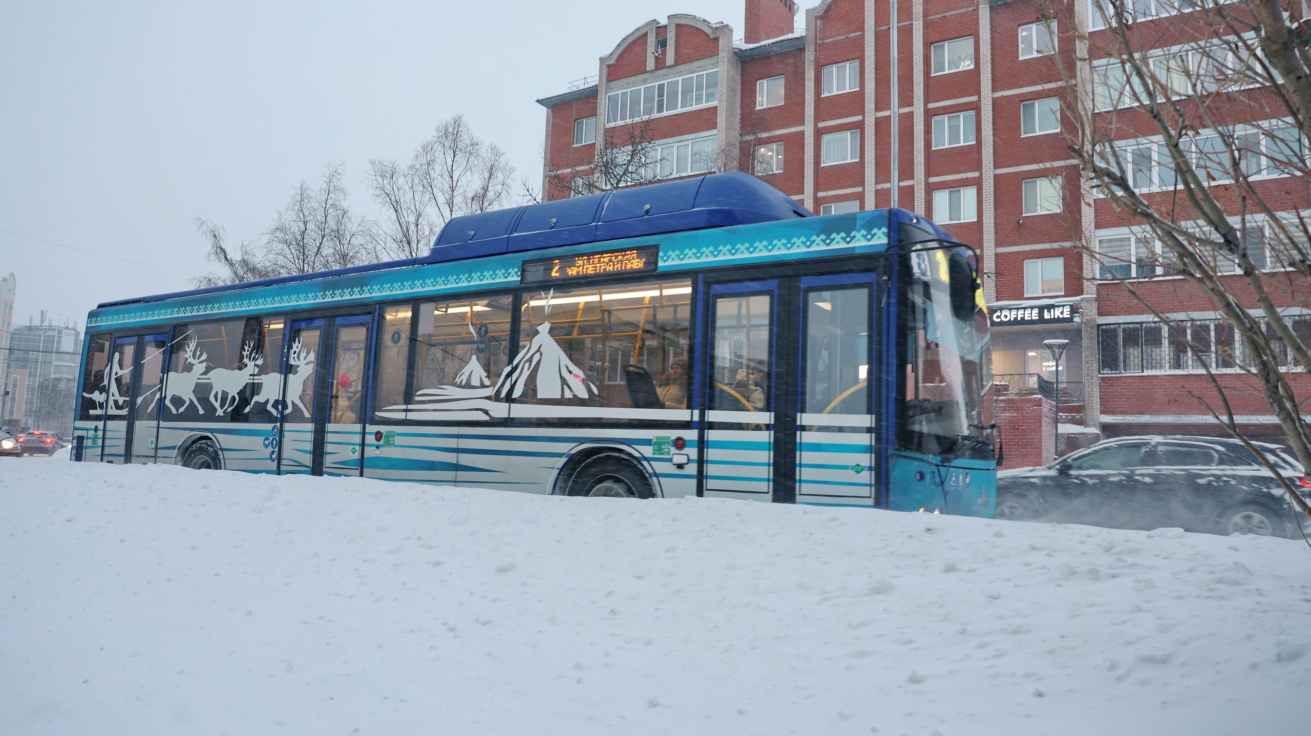 На улицы Салехарда выехали новогодние автобусы