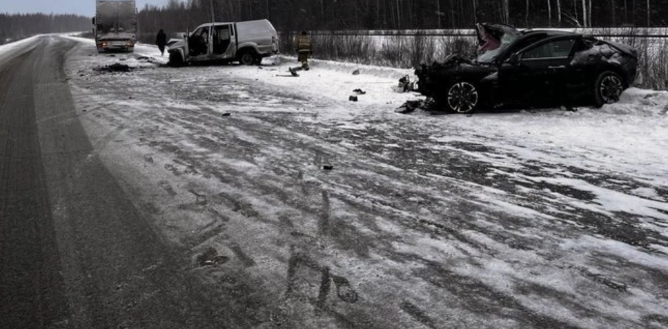 В смертельном ДТП на трассе в Югре погибли два жителя Ноябрьска