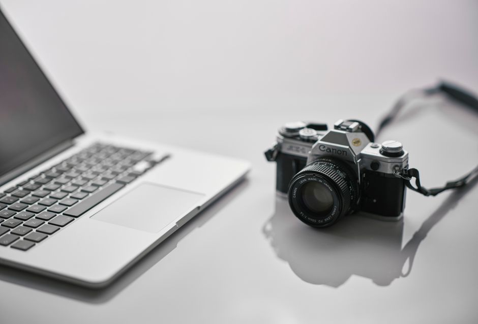 Фотоаппарат и ноутбук