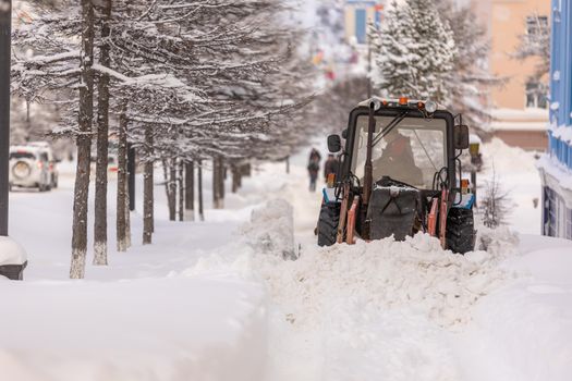 Снегоуборочная машина на городской улице