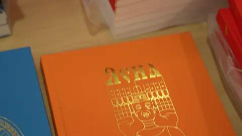Книги на столе у сцены
